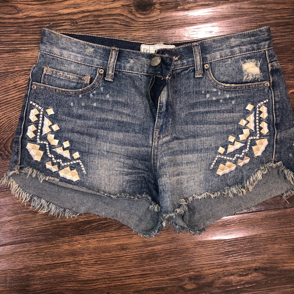 FREE PEOPLE. SIZE 26. Jean Shorts with tribal detail